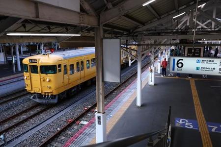 岡山駅で停車する列車
