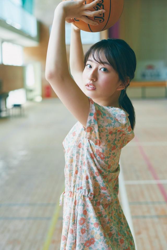 斉藤里奈1st写真集「色彩」（講談社）より ©三瓶康友／週刊少年マガジン