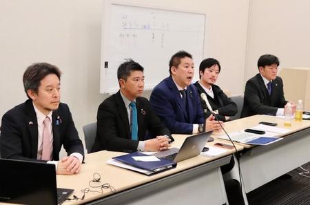 東京地裁での判決後、国会内で会見を開いた（左から）NHKから国民を守る党の浜田聡参院議員、斉藤健一郎参院議員、立花孝志氏、丸山穂高氏、代理人の村岡徹也弁護士
