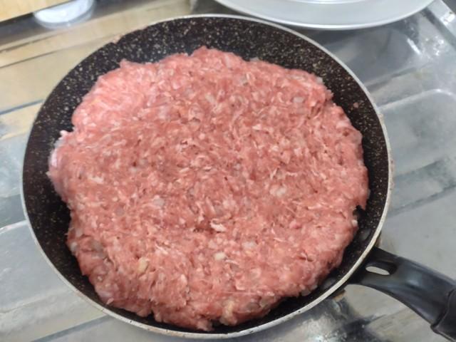 コンテナさんが自身の誕生日祝いで作ったハンバーグ　コンテナさんのX（@container_nico）より