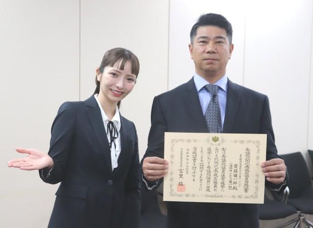 政治家女子48党の代表権を争う大津綾香氏（左）と斉藤健一郎参院議員