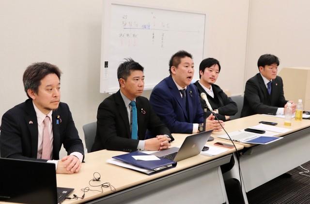 東京地裁での判決後、国会内で会見を開いた（左から）NHKから国民を守る党の浜田聡参院議員、斉藤健一郎参院議員、立花孝志氏、丸山穂高氏、代理人の村岡徹也弁護士