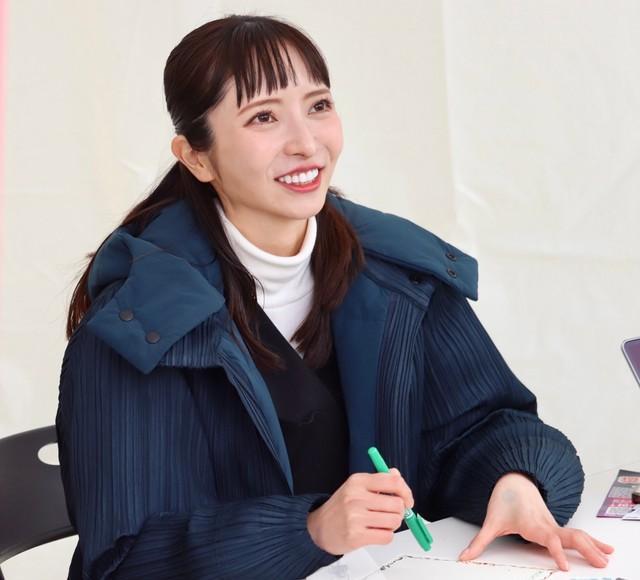 都内で行われたイベントに姿を見せたみんなでつくる党の大津綾香党首