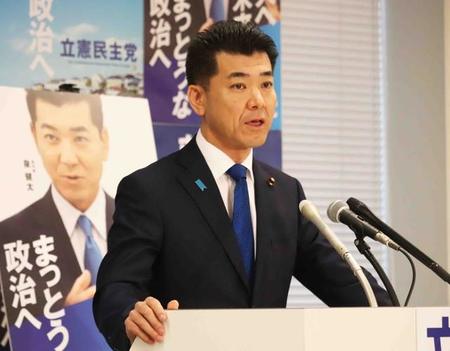 国会内で定例会見に臨む立憲民主党の泉健太代表