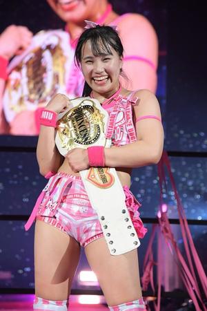 プリンセス王座のベルトを抱く新王者の渡辺未詩＝東京女子プロレス24年3・31両国大会より ⓒ東京女子プロレス