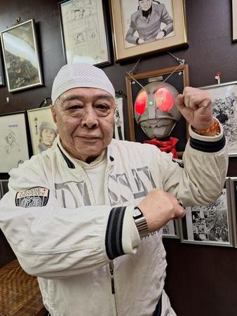 歴史的な変身ポーズを披露する仮面ライダー2号・一文字隼人役の俳優・佐々木剛＝東京・大山の居酒屋「バッタもん」