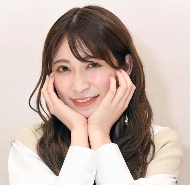 かわいらしい笑顔を見せる吉田朱里（撮影・棚橋慶太）