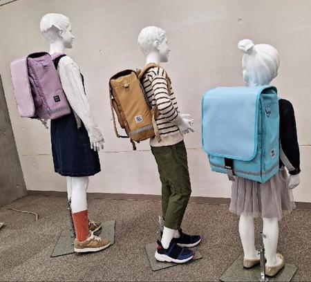 布製ランドセル商品を背負った子どもサイズのマネキン＝都内のフットマーク館
