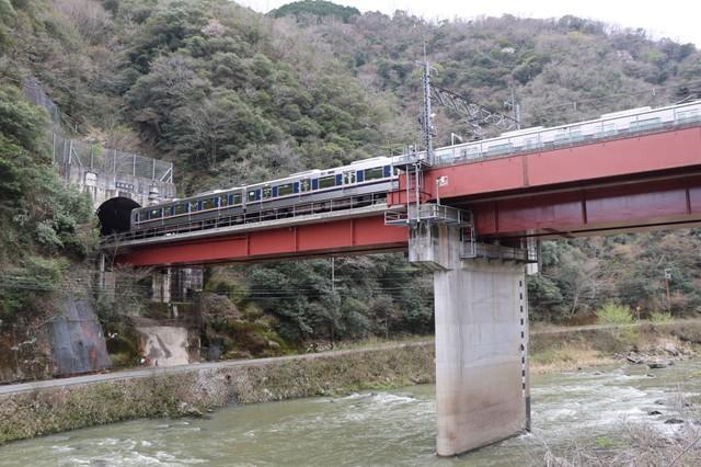 JR武田尾駅を出発する列車
