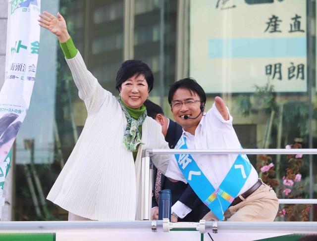 小池百合子東京都知事（左）が乙武洋匡氏の応援に駆けつけた＝都内