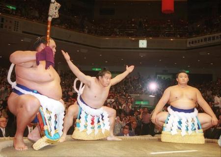 ２０００年９月、若乃花引退相撲で土俵で勢揃いした（左から）曙、若乃花、貴乃花