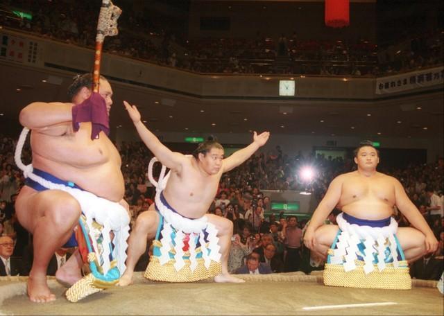 ２０００年９月、若乃花引退相撲で土俵で勢揃いした（左から）曙、若乃花、貴乃花