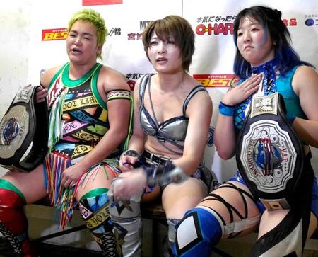 ６人タッグで白星を飾った（左から）水波綾、安納サオリ、愛海＝24年4・14センダイガールズ後楽園大会