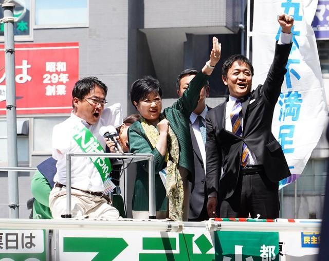 演説する（左から）乙武洋匡氏、小池百合子都知事、玉木雄一郎代表