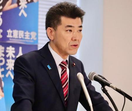 国会内で定例会見に臨む立憲民主党の泉健太代表