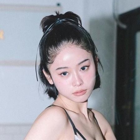 RAVIJOURのアイテムを着用したMINAMO