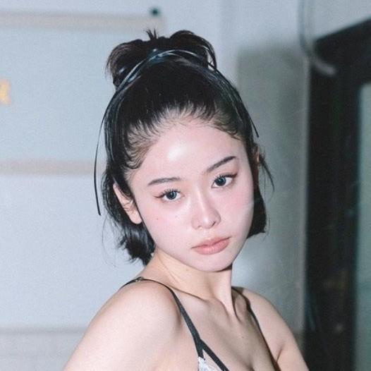 RAVIJOURのアイテムを着用したMINAMO