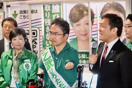 東京・亀戸駅前で演説した（左から）小池百合子都知事、乙武洋匡氏、国民民主党の玉木雄一郎代表