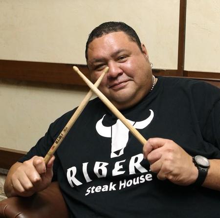 ドラム・スティックを手に、Ｕ２のボノから村田英雄まで音楽談義に花を咲かせた曙太郎さん＝都内（２０１１年撮影）