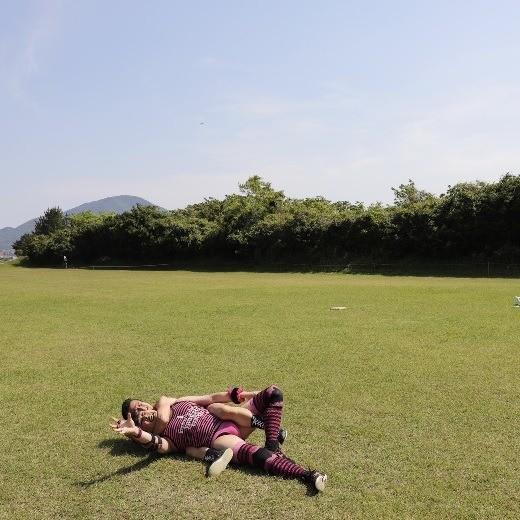 巌流島の場外戦で挑戦者のラブセクシー・ヤングを背後からチョークスリーパーで攻めるアントニオ小猪木