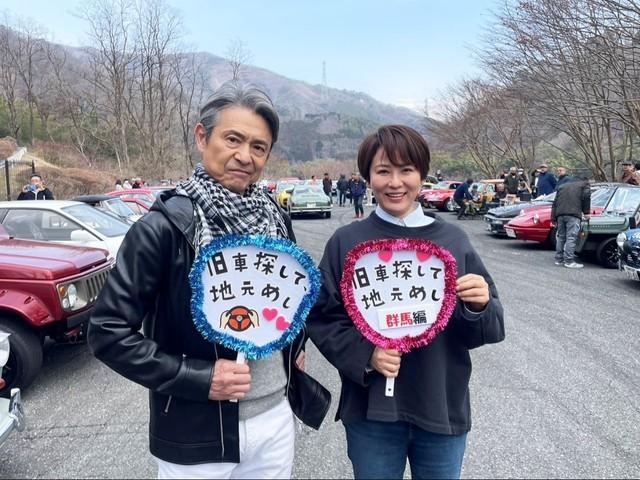 主演の升毅（左）と名車のイベント「ダムサンデー」での撮影に臨んだ鈴木砂羽＝群馬県内（Ｃ）日活・チャンネル　ＮＥＣＯ