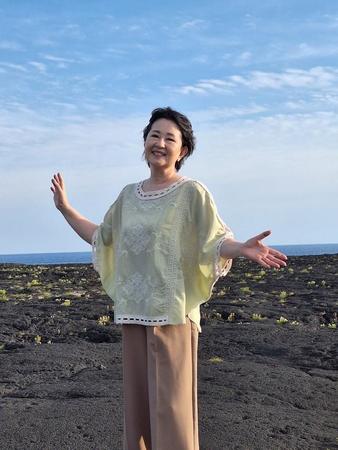 故郷での初公演を実現し、八丈島の名所・南原千畳岩海岸で意気込む畑中葉子