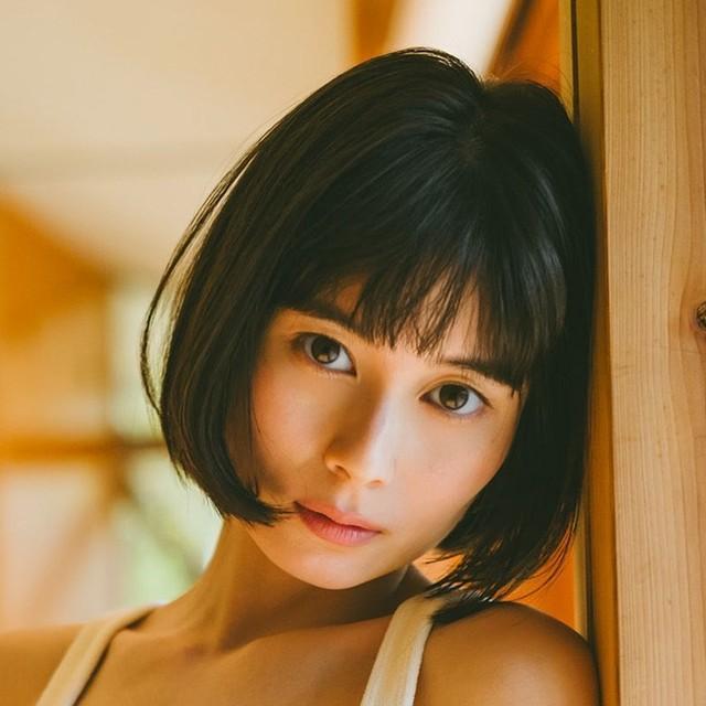 大久保桜子 デジタル写真集「射抜くように美しい」より