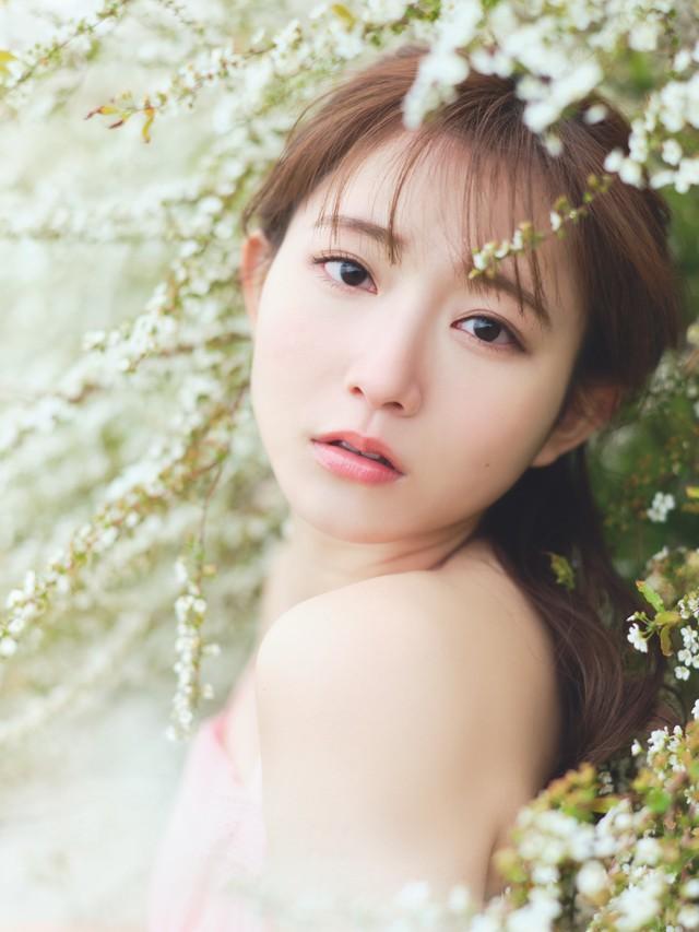 青山なぎさ「週刊FLASH」24年5・21発売号より (C)光文社／週刊FLASH、写真・佐々木大輔(SIGNO)