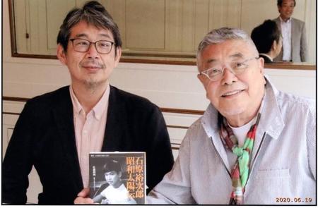 2020年６月、佐藤利明氏（左）の著書を手に記念撮影に収まった中尾彬さん。首の「ねじねじ」も健在だった(撮影・ムトー清次)