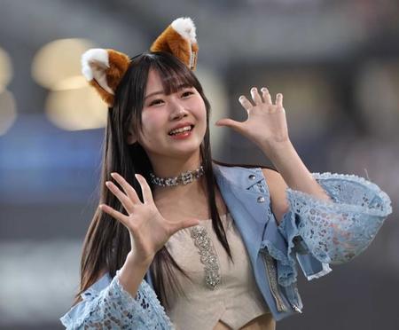 きつねダンスを披露したモーニング娘。'24の岡村ほまれ＝6月2日、エスコンフィールド北海道