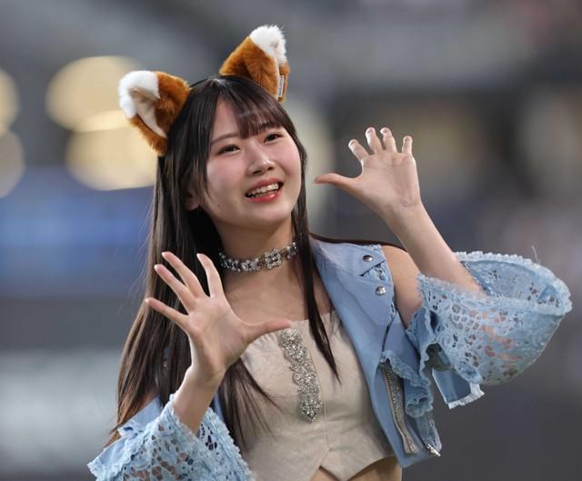 きつねダンスを披露したモーニング娘。'24の岡村ほまれ＝6月2日、エスコンフィールド北海道