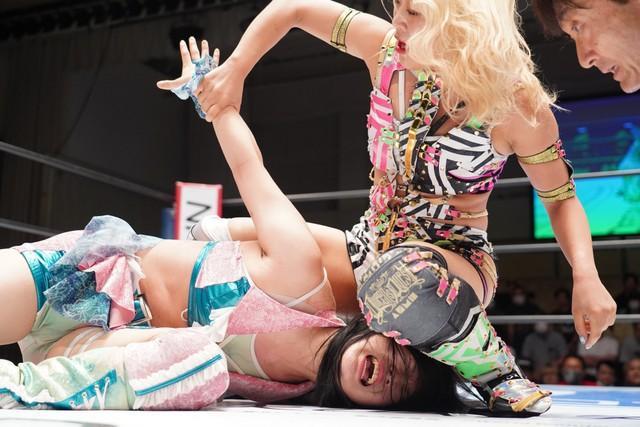 ＡＺＭの厳しい攻めに苦しむ玖麗さやか＝スターダム24年6・2後楽園ホール大会 ⓒSTARDOM