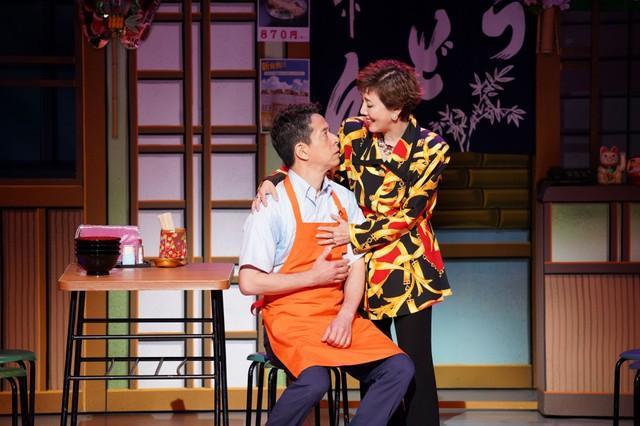 吉本新喜劇に初出演した戸田恵子（左）と西川忠志