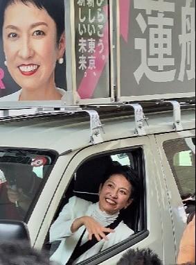 街頭演説で第一声を上げた後、笑顔で選挙カーに乗り込んだ蓮舫氏＝都内のＪＲ中野駅前