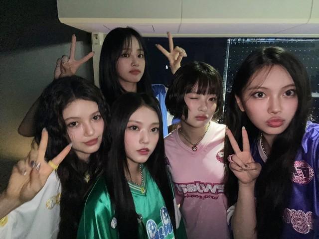 NewJeansの生みの親、ミン・ヒジン代表がメンバーと笑顔で記念ショット