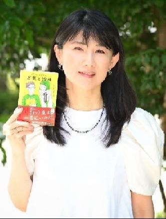 新刊の「万葉と沙羅」(文春文庫）を手にする中江有里。自身が学んだ通信制高校を舞台にした青春小説だ