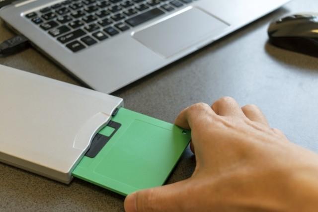 フロッピーディスクや光磁気ディスクなど、いつの間にか消えてしまった記録媒体たち　※画像はイメージです（kimtoru/photoAC）