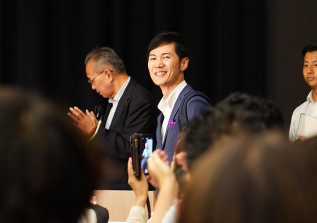 清清しい表情で会見場に到着した石丸伸二氏