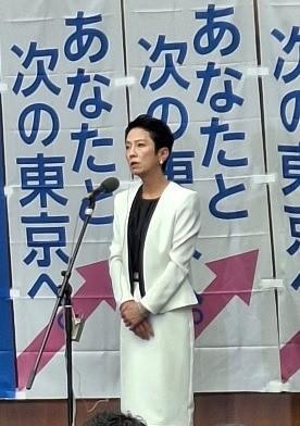 都知事選で“完敗”という結果を受け、沈痛な面持ちで敗戦の弁を語る蓮舫氏＝都内