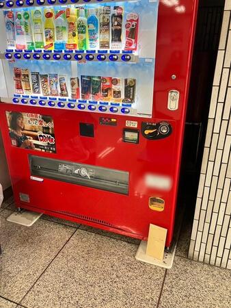 福島市内にあるという自動販売機。よく見ると、見慣れない茶封筒が（ようちゃん@陽光社印刷さんのXより）