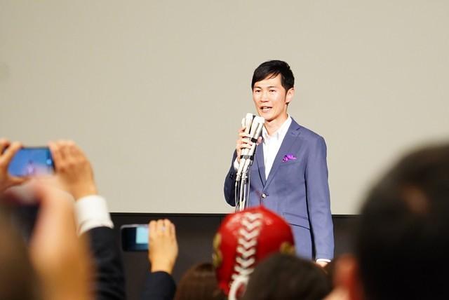 開票が始まり、支持者の前で所感を述べる石丸伸二氏