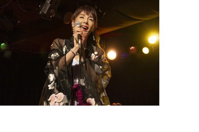 昨年の初企画ライブで、一流ミュージシャンをバックにピンク・レディーのB面曲を熱唱した未唯ｍｉｅ