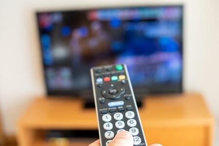 地上波TV番組を観る機会が少ない人はチューナーレステレビもあり？　※画像はイメージです（ゆるフォト/photoAC）