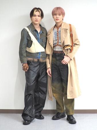 ポーズを決めるDXTEEN・谷口太一（左）と大久保波留（撮影・藤丸紘生）