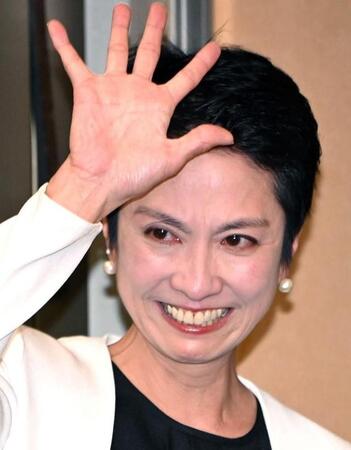 　涙を浮かべ会見場を後にする蓮舫氏＝７日