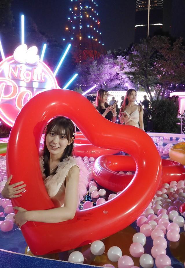 CanCamナイトプールを楽しむ久木田帆乃夏＝東京プリンスホテル GARDEN POOL