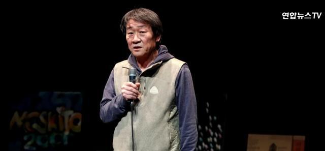 胃がんにより死亡したことが伝えられた歌手で演出家のキム・ミンギさん（出典：聯合ニュース動画キャプチャー）