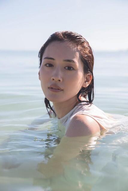 綾瀬はるか 豪華ベスト写真集「原色」10年以上の成長と現在地を美しく