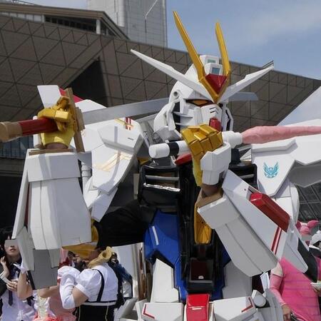 猛暑日の強烈日差しもなんの！圧巻のガンダムコスプレが仁王立ち「みんなのために頑張ります」