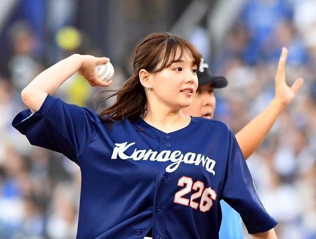篠崎愛、初体験の始球式にドッキドキ！ナマ脚でちょいミス＆はにかみ